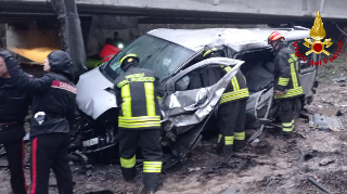Camerino - Minibus vola nella scarpata in superstrada: 5 feriti estratti dalle lamiere